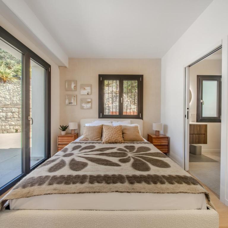 Panoramic-View Villa, 5 En-Suites, Pool, Sleeps 10 - Villa - 35