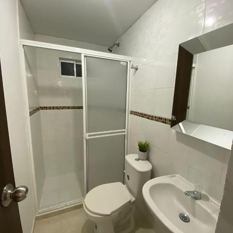 lindo apartamento con parqueadero - Two-Bedroom Apartment - 9