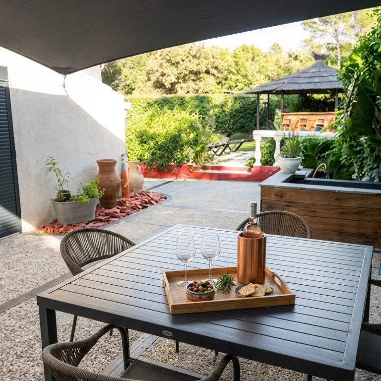 Studio avec chambre, piscine et terrasse au calme en pleine nature 8 personnes, Six-Fours-les-Plages Holy Riviera - Apartment mit 2 Schlafzimmern - 2