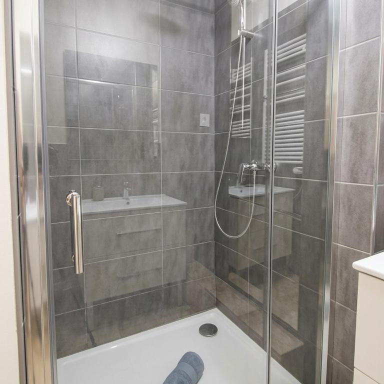 Studio avec chambre, piscine et terrasse au calme en pleine nature 8 personnes, Six-Fours-les-Plages Holy Riviera - Apartment mit 2 Schlafzimmern - 12