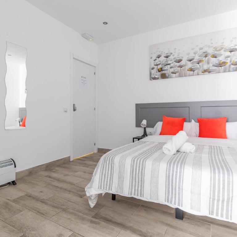 LooP Las Ventas - Double Room with Private Bathroom - 82