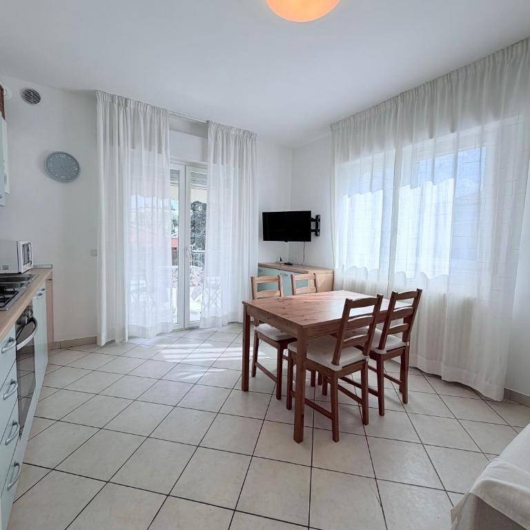 Appartamenti Bixio Leisure- Flexrent Immobiliare Abissinia - Two-Bedroom Apartment with Balcony - 4