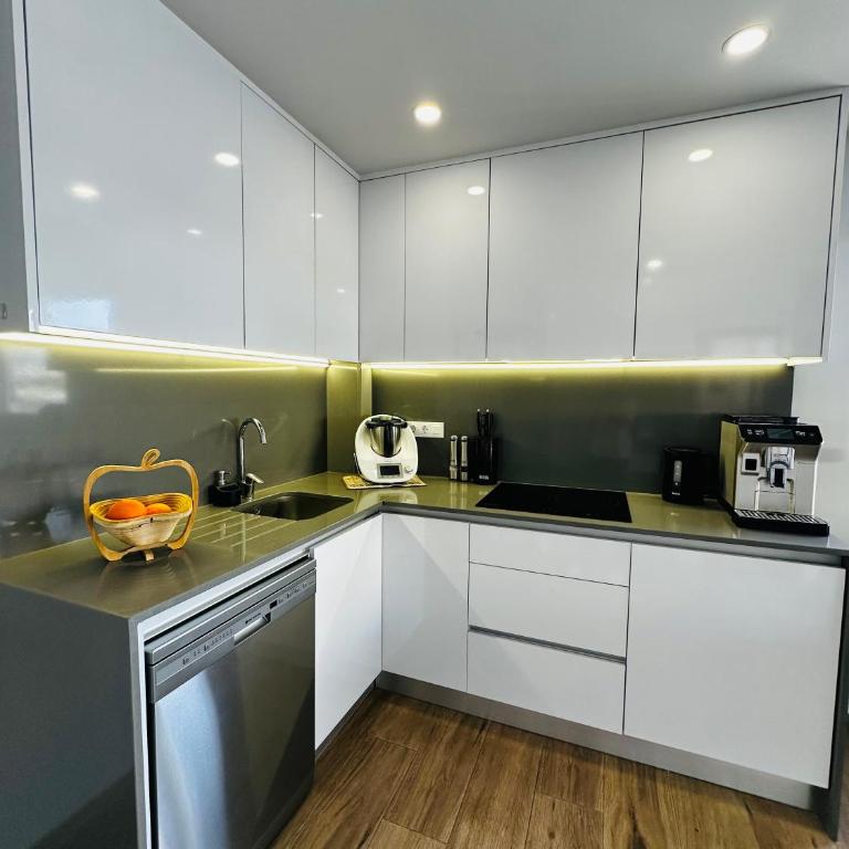 Modern Costa Blanca Apartment Pool, Gym & Terrace Close to the sea - Two-Bedroom Apartment - 7