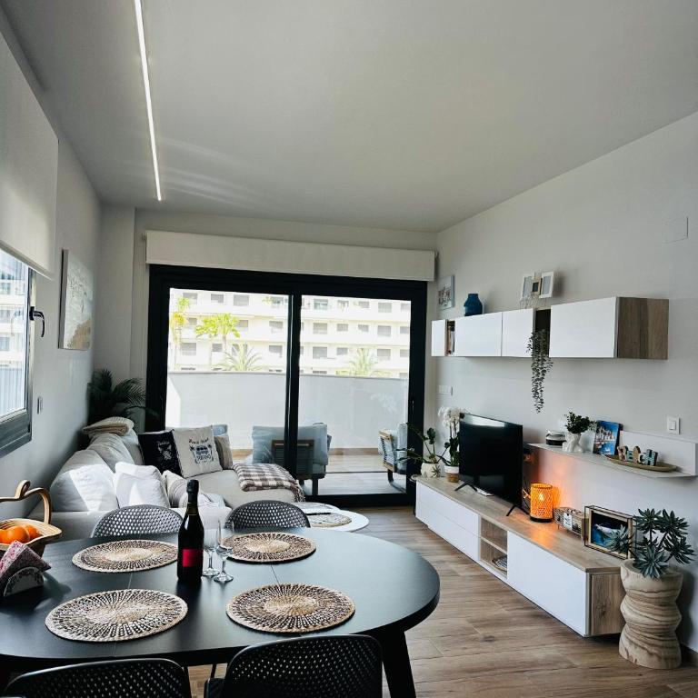 Modern Costa Blanca Apartment Pool, Gym & Terrace Close to the sea - Two-Bedroom Apartment - 8