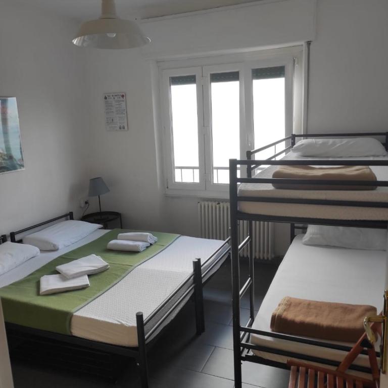 Lake Como Hostel - Vierbettzimmer mit Seeblick - 8