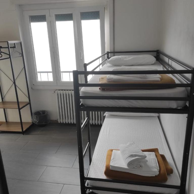 Lake Como Hostel - Vierbettzimmer mit Balkon - 15