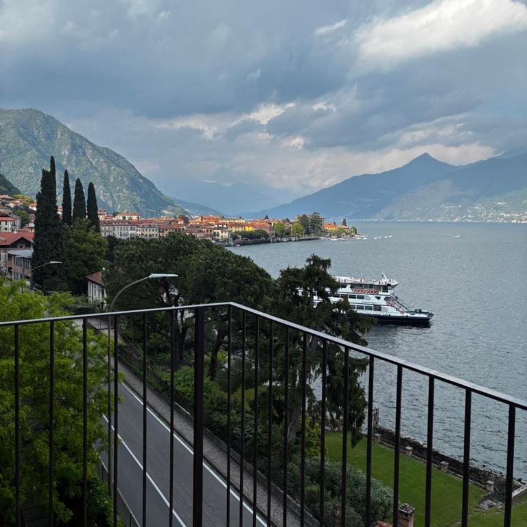 Lake Como Hostel - Vierbettzimmer mit Balkon - 17
