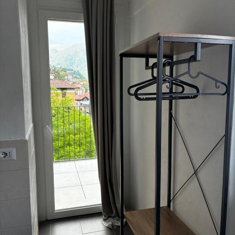 Lake Como Hostel - Vierbettzimmer mit Balkon - 16