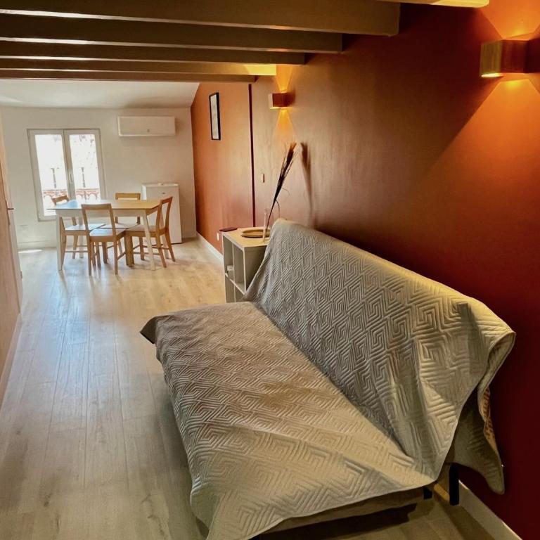 Notre Dame - One-Bedroom Apartment - 2