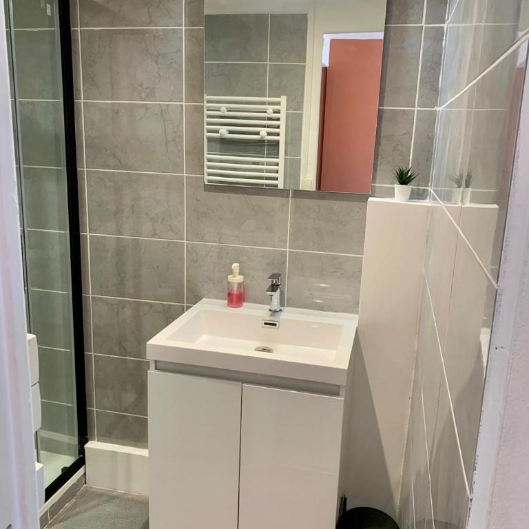 Notre Dame - One-Bedroom Apartment - 11