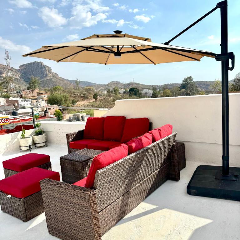 Vivencia GTO 4BR Rooftop w Private Garage 15m Dtwn - Four-Bedroom Vacation Home - 1