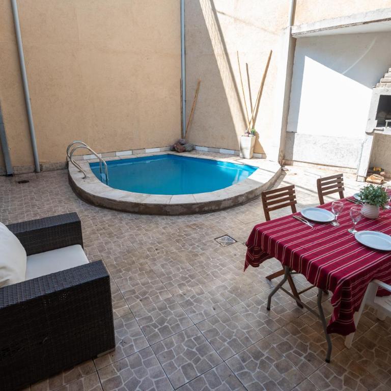 Casa amplia para 7 con garaje, parrilla y espacio de trabajo en zona residencial de Mendoza - Casa de 3 dormitorios - 26