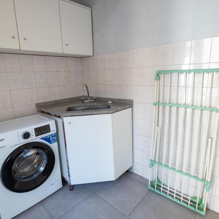 Casa amplia para 7 con garaje, parrilla y espacio de trabajo en zona residencial de Mendoza - Casa de 3 dormitorios - 33