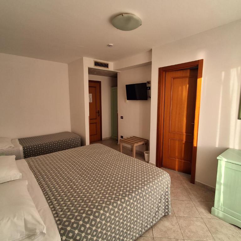 Hotel Dania - Triple Room with Balcony - 3