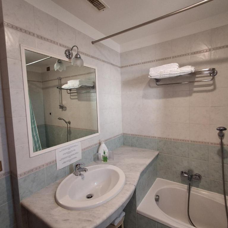 Hotel Dania - Triple Room with Balcony - 7