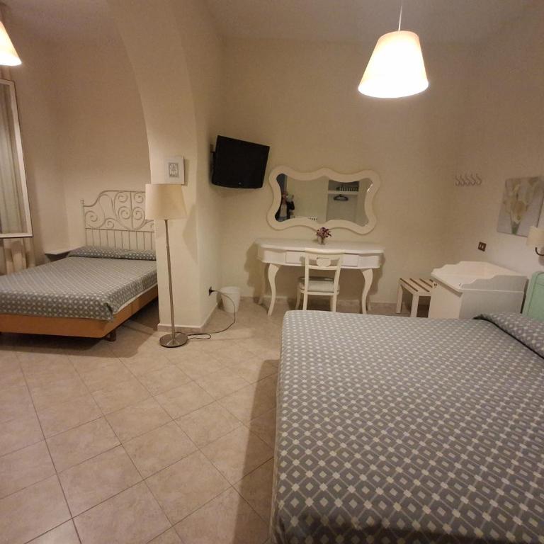 Hotel Dania - Standard Triple Room - 3