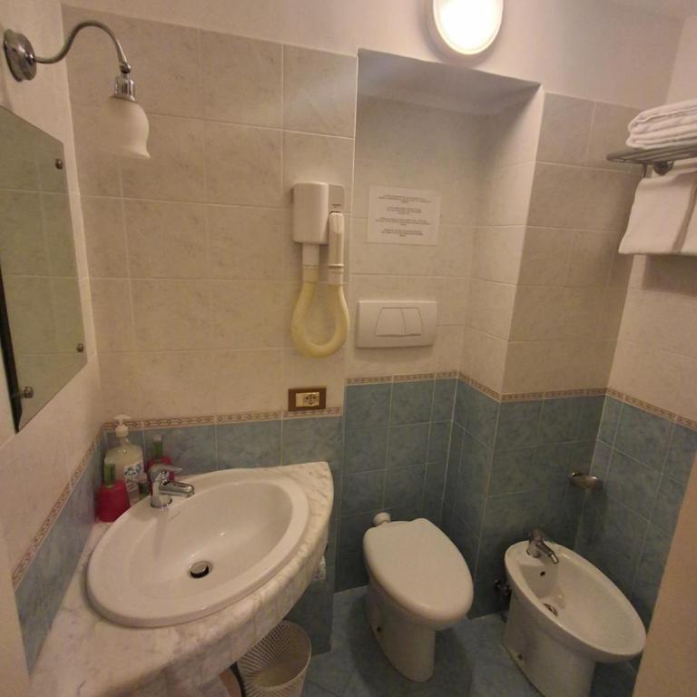 Hotel Dania - Standard Triple Room - 4