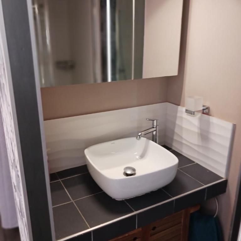 Grande maison plain pied,campagne, proche A7,parking privé, idéal pro et famille nombreuse - Villa - 34