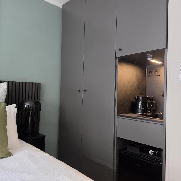 Modernes Privatzimmer im Hotelgebäude - Eigenes Bad - 5 min zum Hauptbahnhof - Double or Twin Room with Private Bathroom - 14