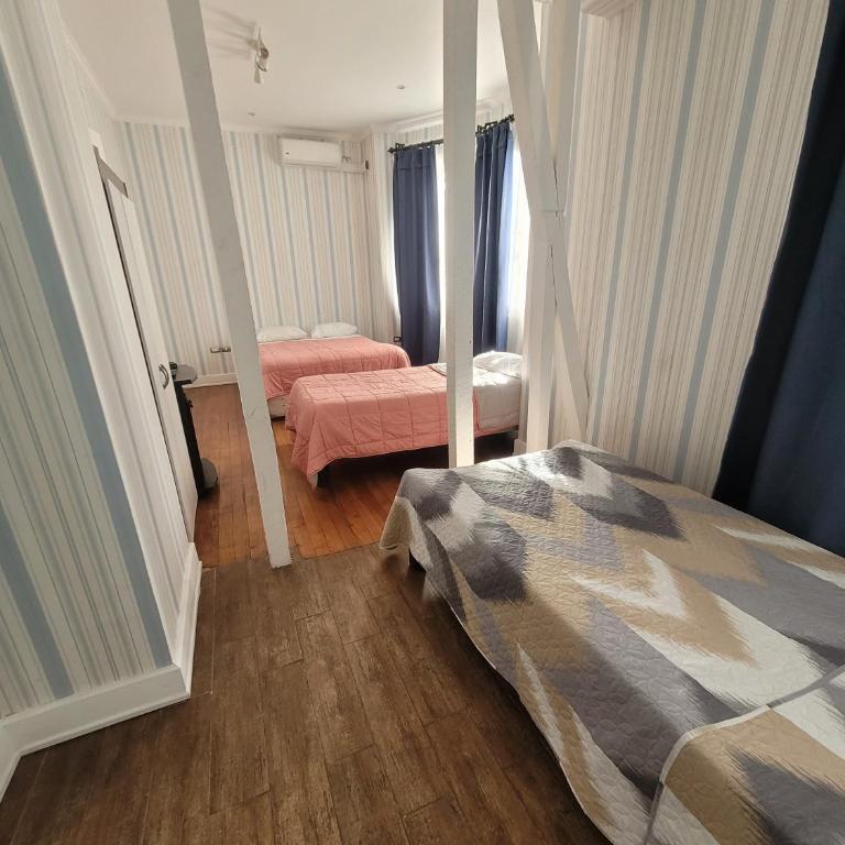 Hotel Traslaviña - Habitación Cuádruple con baño privado - 2