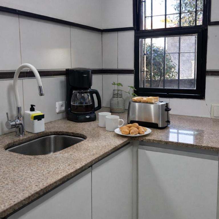 Casa completa con parrilla , cerca de la playa y Plaza de toros - Three-Bedroom House - 11