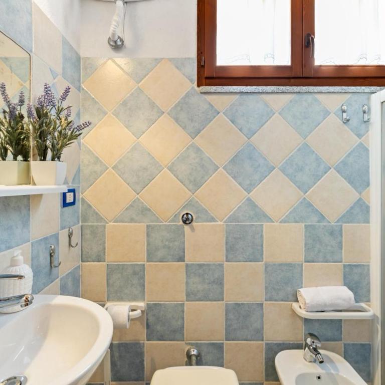 Bed and Breakfast Cala Luna - Camera Matrimoniale con Balcone e Vista Mare - 8