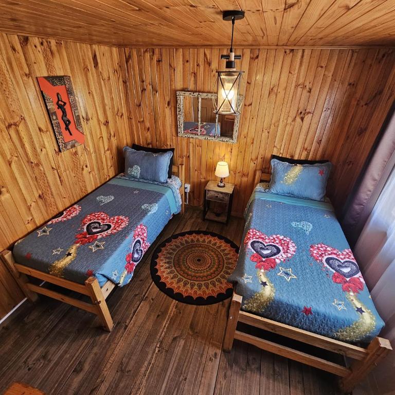 Hostal Sol y Luna - Descanso a 10 min del aeropuerto & Desayuno Incluido - Family Room with Shared Bathroom - 10