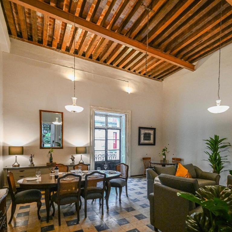 Vista en balcones a Casa Muñecos y Edif Francés - Apartamento de 2 dormitorios con balcón - 12