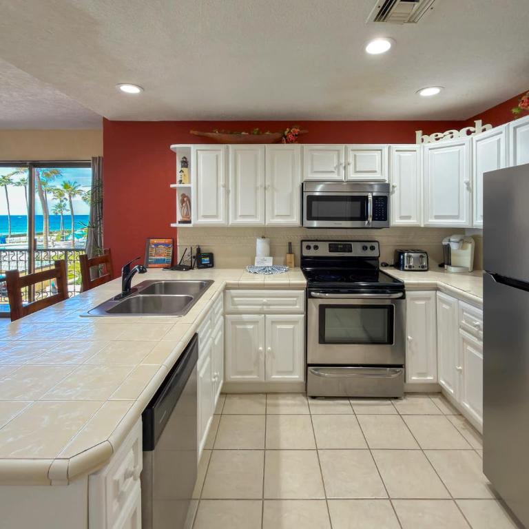 Relaxing Oceanview Condo Pools & Beach E210 - Apartamento - 17