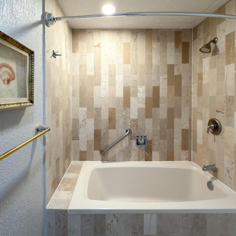 Relaxing Oceanview Condo Pools & Beach E210 - Apartamento - 32