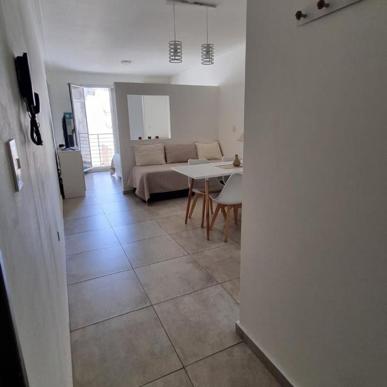 Moderno y cómodo departamento céntrico con cochera - Two-Bedroom Apartment - 5