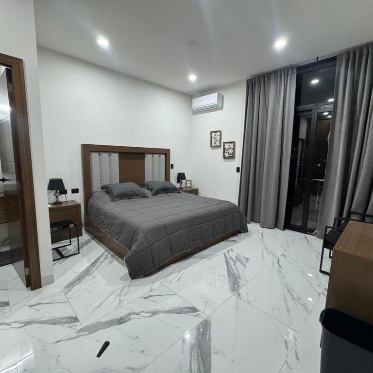 Rooftop with Jacuzzi 2 blocks from the beach - One-Bedroom Apartment - 2