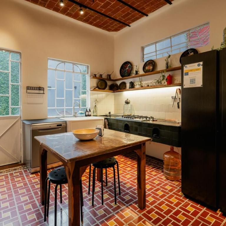 Casona 50's con patio, tina y estacionamiento priv - Four-Bedroom House - 7