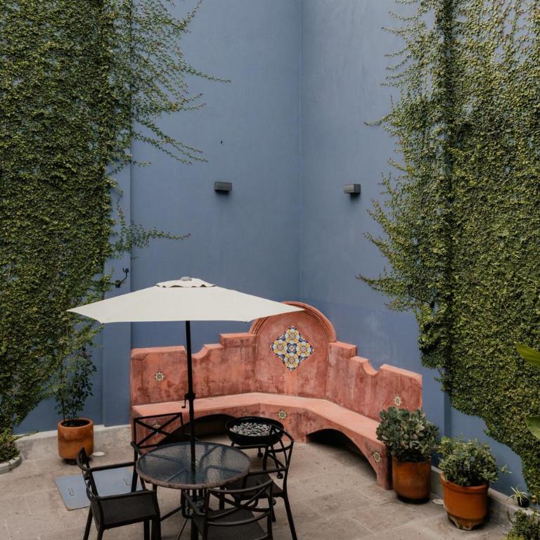 Casona 50's con patio, tina y estacionamiento priv - Four-Bedroom House - 25