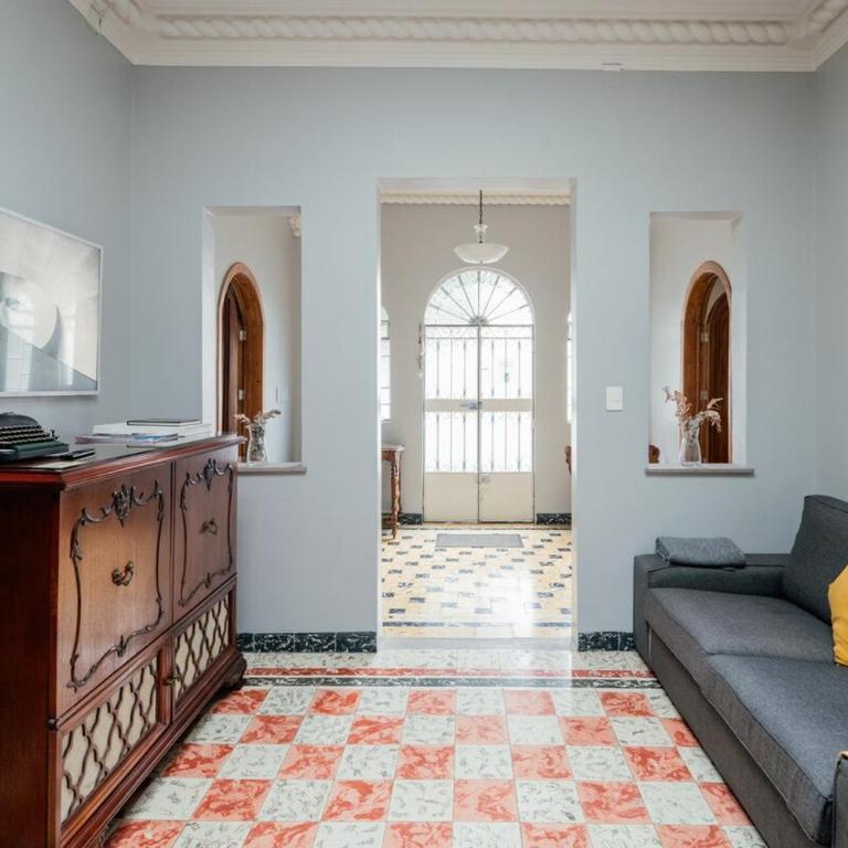 Casona 50's con patio, tina y estacionamiento priv - Four-Bedroom House - 44