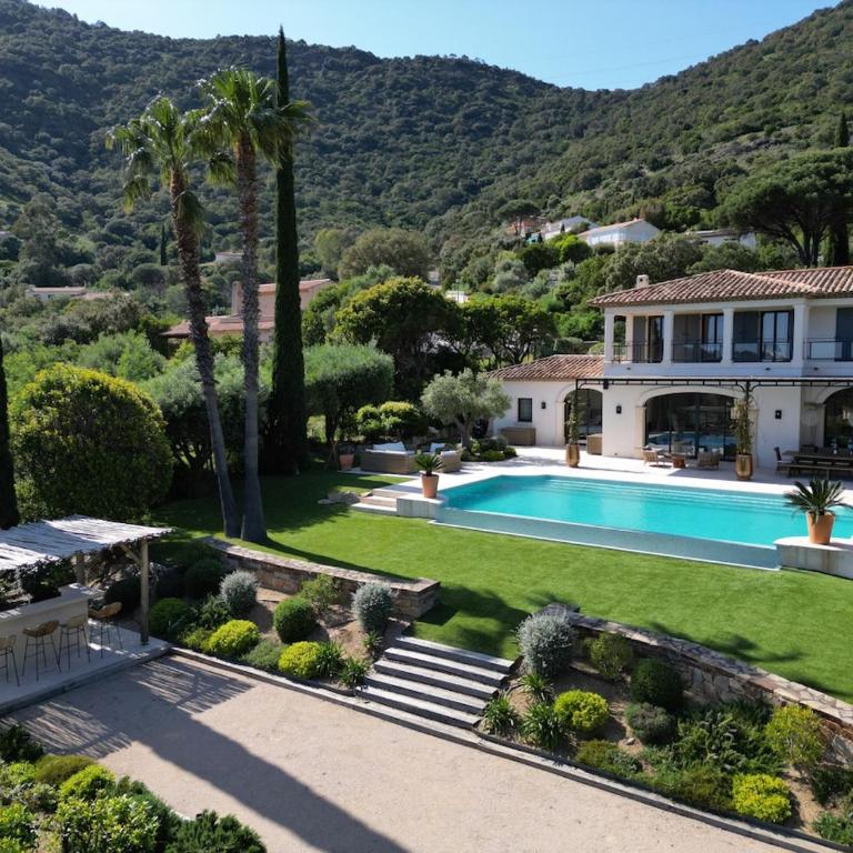 Cavalaire | Vue Mer Infinie & Piscine à débordement - Villa - 44