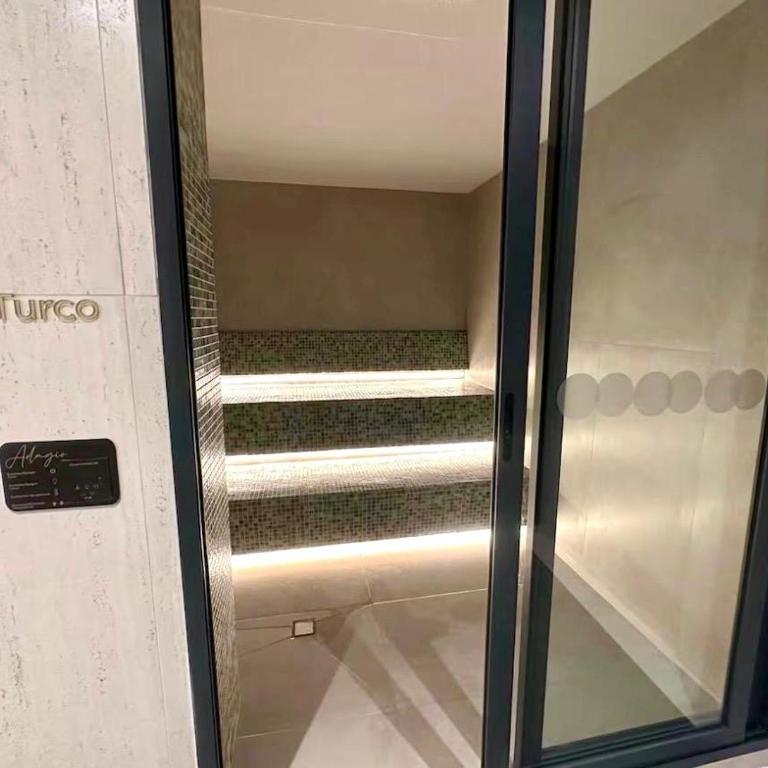 Elegant Studio Pool & Jacuzzi - One-Bedroom Apartment - 3