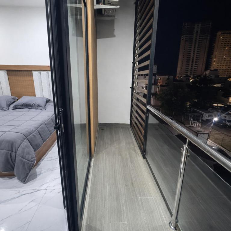 Rooftop with Jacuzzi 2 blocks from the beach - One-Bedroom Apartment - 7