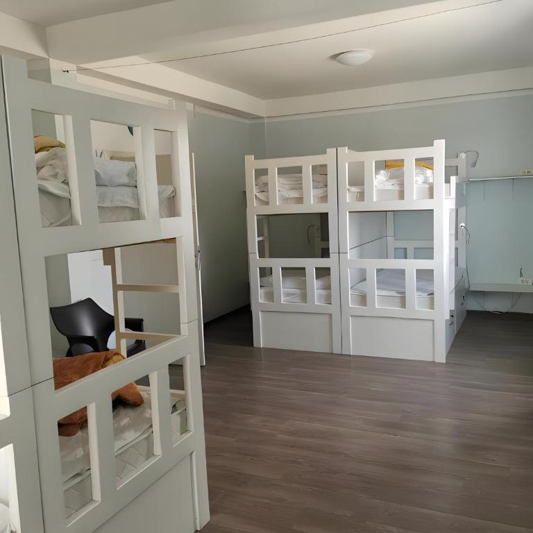The High Hostel - Bed in 8-Bed Mixed Dormitory Room - 5