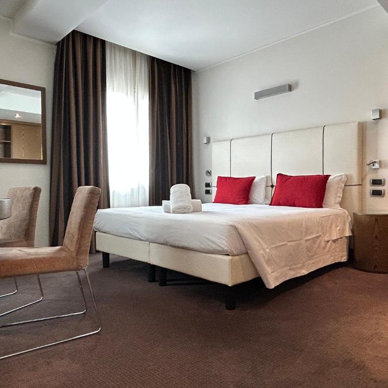 Hotel Plaza - Camera Deluxe Matrimoniale o Doppia con Letti Singoli con Divano-Letto - 1