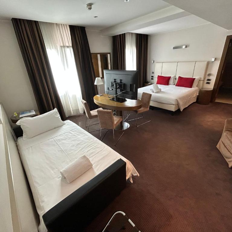 Hotel Plaza - Camera Deluxe Matrimoniale o Doppia con Letti Singoli con Divano-Letto - 2