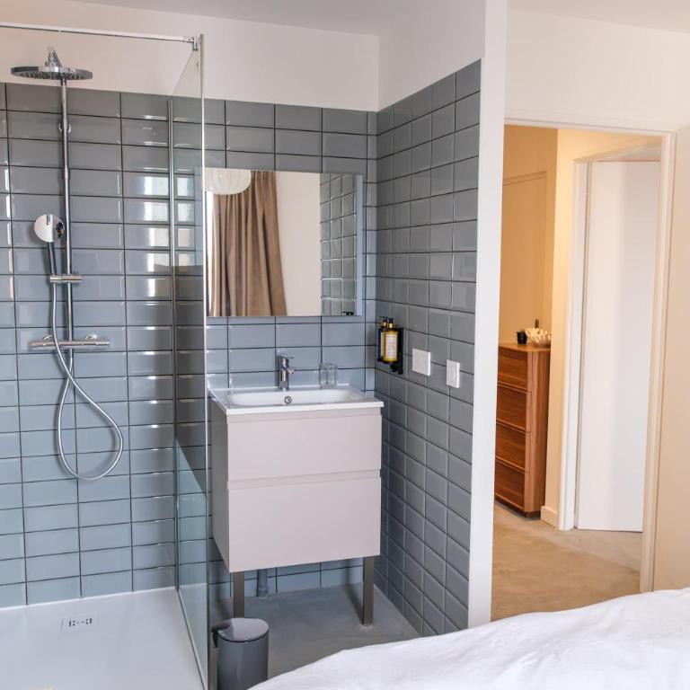 Les Suites du Parc - Séjour élégant face au parc Simone Veil de 2 chambres à 2 minutes des halles - Apartment - 18