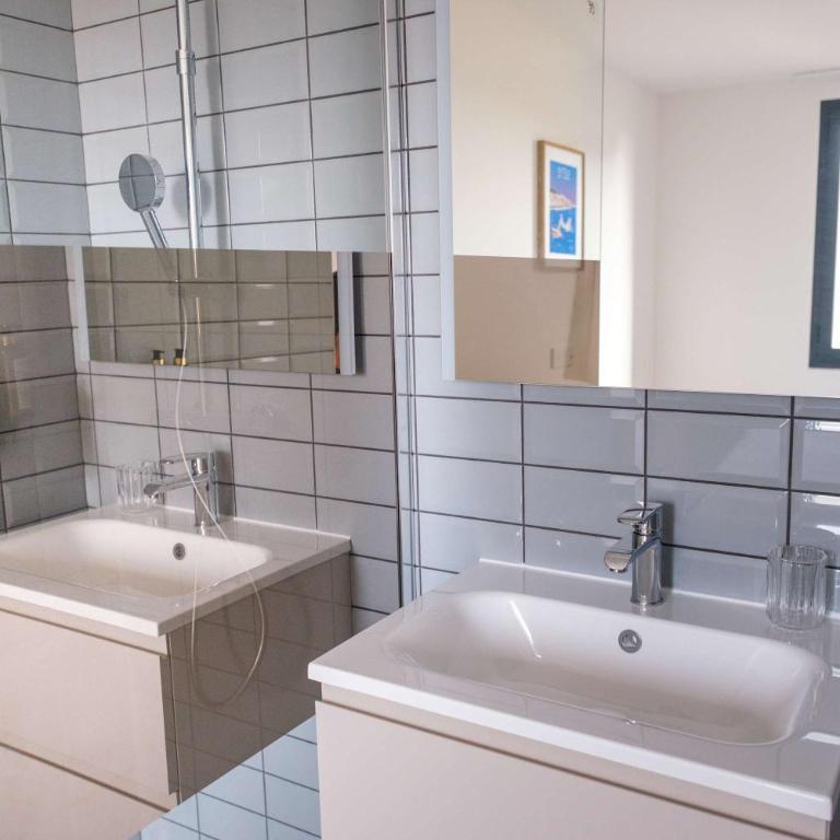 Les Suites du Parc - Séjour élégant face au parc Simone Veil de 2 chambres à 2 minutes des halles - Apartment - 19