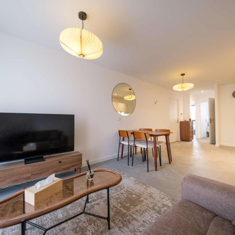 Les Suites du Parc - Séjour élégant face au parc Simone Veil de 2 chambres à 2 minutes des halles - Apartment - 7