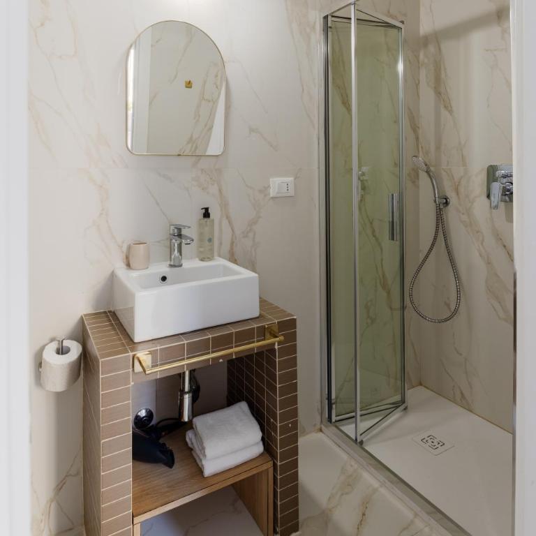 Suites by Chloe - Deluxe Double Room with Balcony - 7