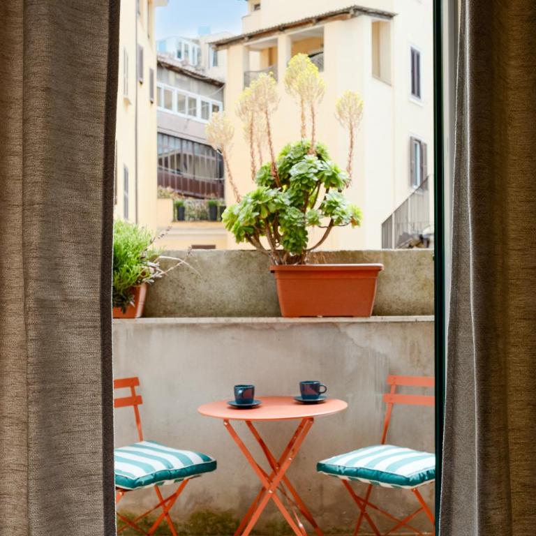 Suites by Chloe - Deluxe Double Room with Balcony - 3