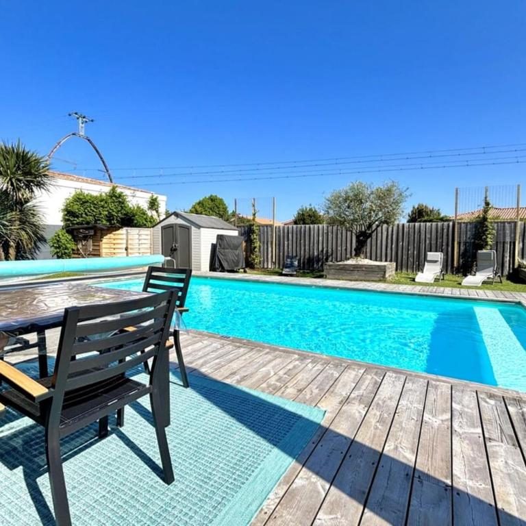 Air-conditioned house with swimming pool - Villa - 2