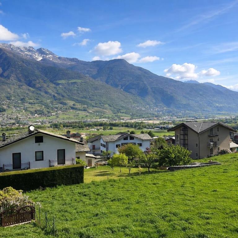 Chez Seresin Aosta Pila 60mq zona BBQ Garage per Moto Sci Bici e Netflix - Appartamento con 1 Camera da Letto, Balcone e Vista Montagna - 1