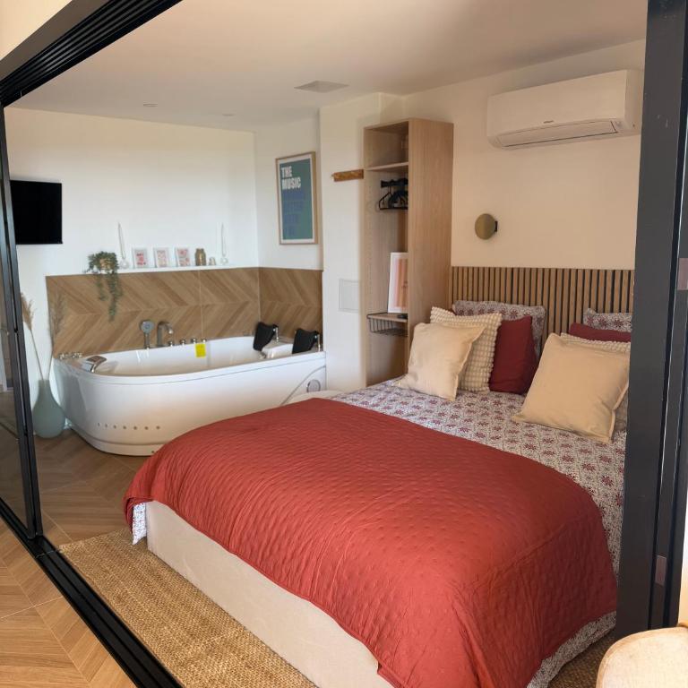 Suite romantique vue mer, balneo et jardin - Apartment mit 1 Schlafzimmer - 21
