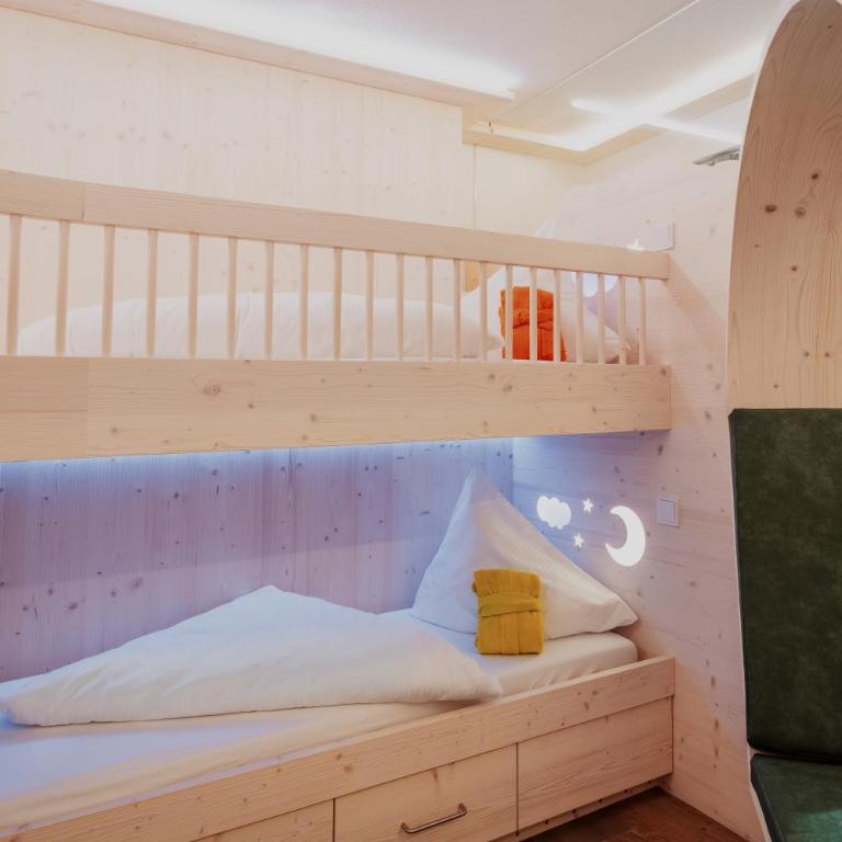 Hotel Tirolerhof - Familotel Zugspitze - Familienzimmer mit Bergblick - 2